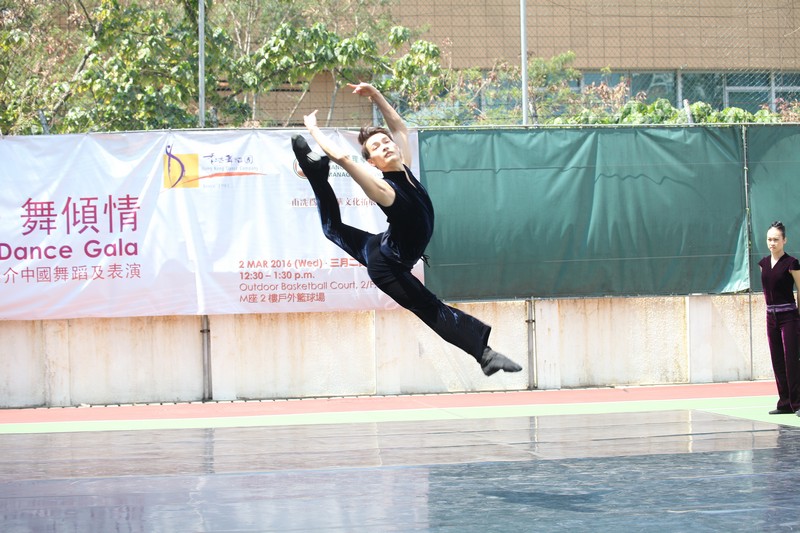 One of the Chinese dance basic techniques: mastering a wooden stick and hops